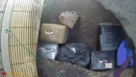 Droga incautada en la zona de las escolleras del Muelle de Poniente / Polic&iacute;a Local