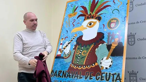 Eduardo Ayala muestra el cartel del Carnaval 2026 en Ceuta / A.I.