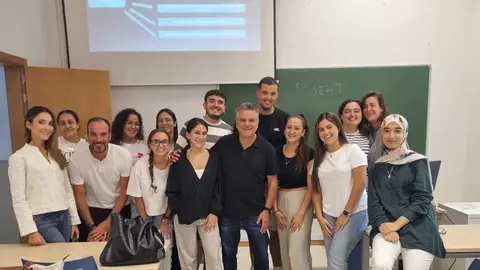 El profesor Jes&uacute;s Garrido con un grupo de estudiantes en la Facultad