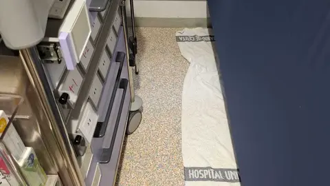 Toalla tapando filtraciones en el Hospital.