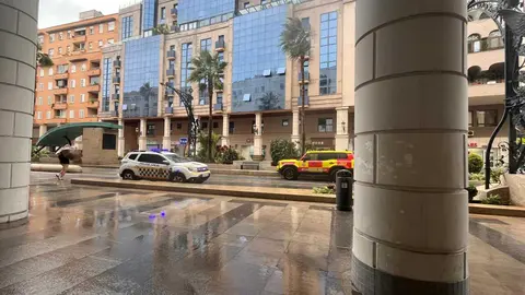 Polic&iacute;a Local y bomberos preparados para encarar otra jornada de lluvias y viento por el temporal 'Leonardo' / M.R.