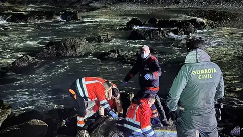 La Guardia Civil y los servicios de emergencias rescatan a un inmigrante en el espig&oacute;n de Benz&uacute; / AUGC