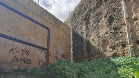 Deterioro de las murallas merin&iacute;es.
