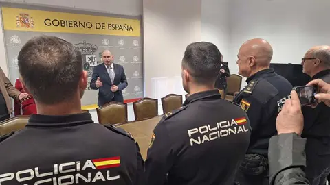 P&eacute;rez Triano recibe a cinco nuevos inspectores de la Polic&iacute;a Nacional / Delegaci&oacute;n del Gobierno