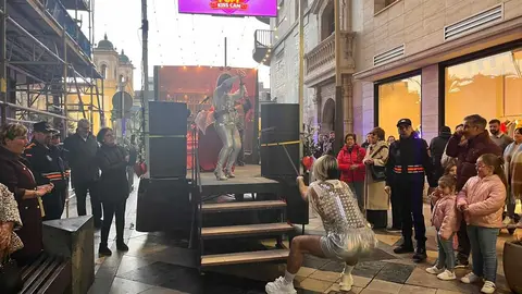 Pasacalles del restaurante de primeras citas 'El flechazo' de 'Los Popi' (18)