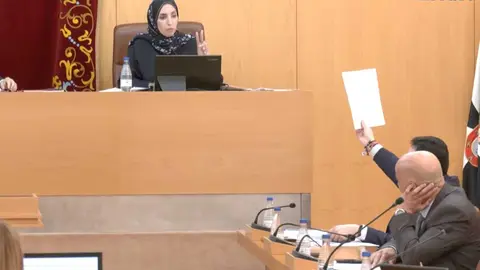 Fatima Hamed y Juan Sergio Redondo en el Pleno del 26 de febrero