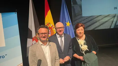 Por la izquierda, Salvador del Barrio, vicerrector de la UGR; Pedro Mercado y Mar&iacute;a Jos&eacute; Aznar.