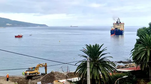  El barco encargado de tirar el cable trabaja ya frente a la playa de San Amaro / Laura Ortiz 