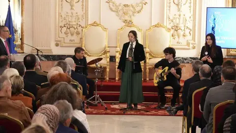 Sony Vashdev recibe el premio Mar&iacute;a de Eza