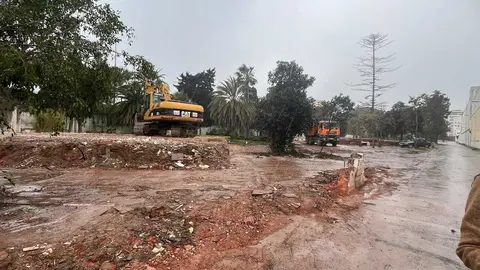 P&eacute;rez Triano y Doncel en la parcela donde estaban los antiguos chal&eacute;s del puerto, ya derribados (3)