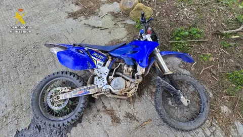 La moto abandonada por uno de los motoristas que conduc&iacute;an ilegalmente por los montes de Ceuta y que trat&oacute; de darse a la fuga a pie / GC