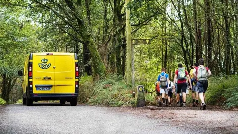 Una furgoneta de traslado de equipaje de Correos en el Camino de Santiago