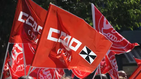 Logo de CCOO en unas banderas.