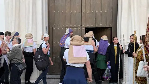 Procesi&oacute;n del Cristo de la Vera Cruz y Nuestra Se&ntilde;ora del Desamparo en la Semana Santa 2026 (17)