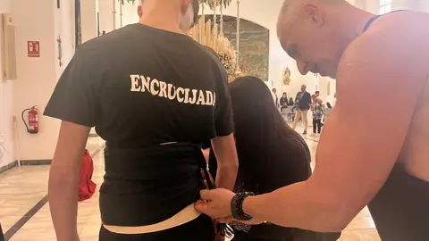 El 'Encuentro Chico' entre el Cristo de la Encrucijada y Mar&iacute;a Sant&iacute;sima de las L&aacute;grimas en la Semana Santa 2026  (17)