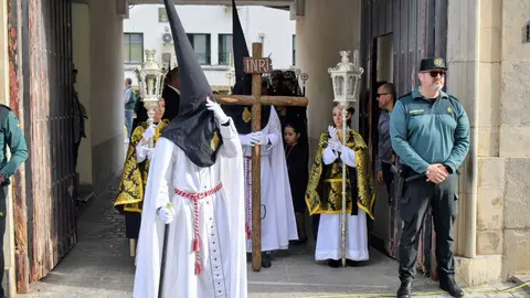 El 'Encuentro Chico' entre el Cristo de la Encrucijada y Mar&iacute;a Sant&iacute;sima de las L&aacute;grimas en la Semana Santa 2026  (57)
