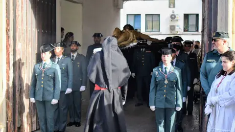 El 'Encuentro Chico' entre el Cristo de la Encrucijada y Mar&iacute;a Sant&iacute;sima de las L&aacute;grimas en la Semana Santa 2026  (66)