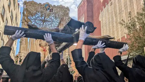 El 'Encuentro Chico' entre el Cristo de la Encrucijada y Mar&iacute;a Sant&iacute;sima de las L&aacute;grimas en la Semana Santa 2026  (5 (2)