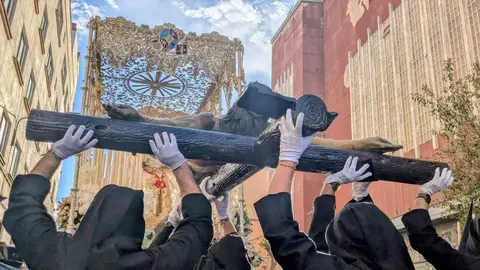 El 'Encuentro Chico' entre el Cristo de la Encrucijada y Mar&iacute;a Sant&iacute;sima de las L&aacute;grimas en la Semana Santa 2026  (5 (5)
