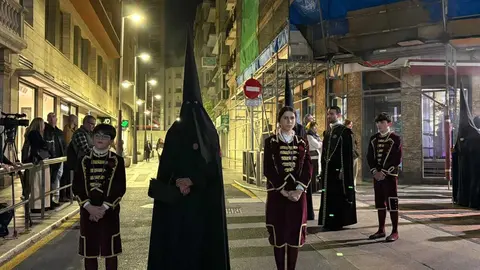 La Hermandad del Descendimiento recorre las calles en la madrug&aacute; de la Semana Santa 2026 (1)