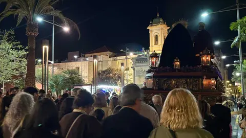 La Hermandad del Descendimiento recorre las calles en la madrug&aacute; de la Semana Santa 2026 (2)