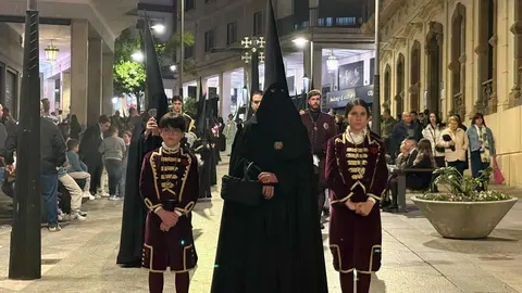La Hermandad del Descendimiento recorre las calles en la madrug&aacute; de la Semana Santa 2026 (5)