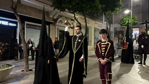 La Hermandad del Descendimiento recorre las calles en la madrug&aacute; de la Semana Santa 2026 (6)
