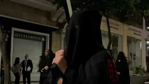 La Hermandad del Descendimiento recorre las calles en la madrug&aacute; de la Semana Santa 2026 (10)
