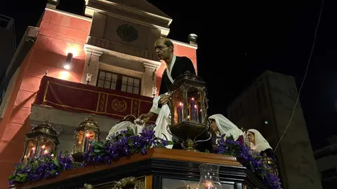 La Hermandad del Descendimiento recorre las calles en la madrug&aacute; de la Semana Santa 2026 (17)
