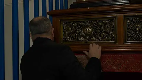 La Hermandad del Descendimiento recorre las calles en la madrug&aacute; de la Semana Santa 2026 (21)