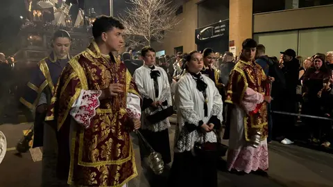 La Hermandad del Descendimiento recorre las calles en la madrug&aacute; de la Semana Santa 2026 (23)