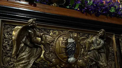 La Hermandad del Descendimiento recorre las calles en la madrug&aacute; de la Semana Santa 2026 (24)