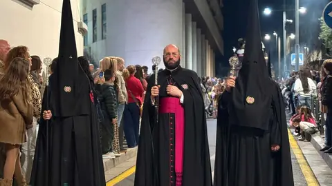 La Hermandad del Descendimiento recorre las calles en la madrug&aacute; de la Semana Santa 2026 (25)