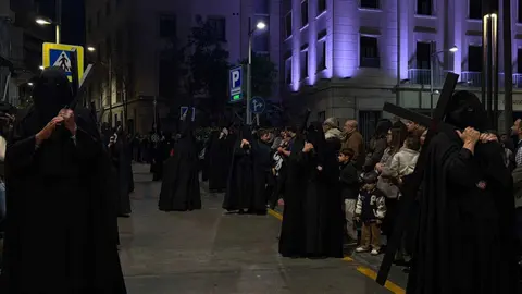 La Hermandad del Descendimiento recorre las calles en la madrug&aacute; de la Semana Santa 2026 (30)
