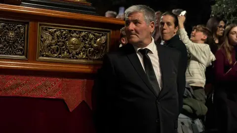 La Hermandad del Descendimiento recorre las calles en la madrug&aacute; de la Semana Santa 2026 (31)