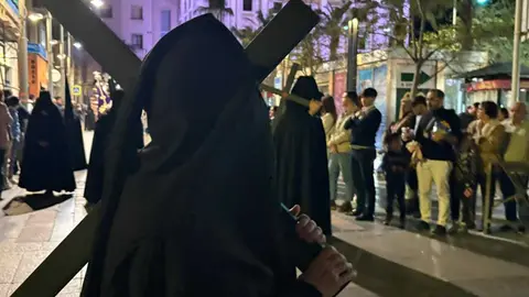 La Hermandad del Descendimiento recorre las calles en la madrug&aacute; de la Semana Santa 2026 (33)