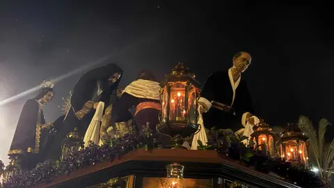 La Hermandad del Descendimiento recorre las calles en la madrug&aacute; de la Semana Santa 2026 (34)