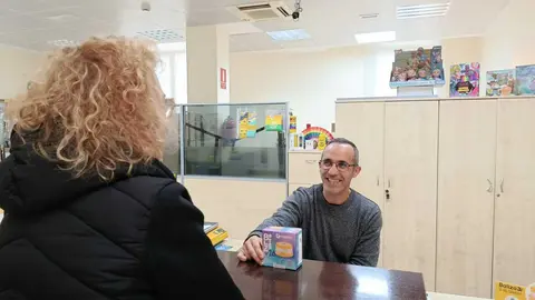 Un empleado de Correos vende una baliza / Correos