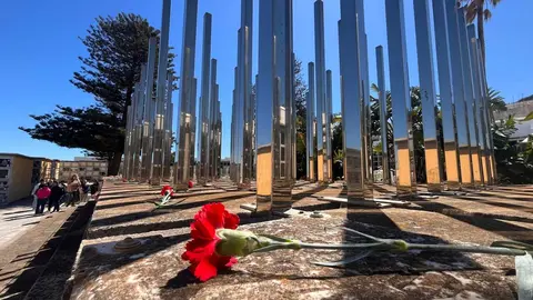 Homenaje de UGT frente a la fosa com&uacute;n del cementerio de Santa Catalina con motivo del 95 aniversario de la II Rep&uacute;blica  (14)