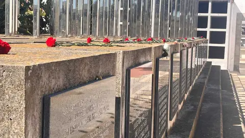 Homenaje de UGT frente a la fosa com&uacute;n del cementerio de Santa Catalina con motivo del 95 aniversario de la II Rep&uacute;blica  (15)