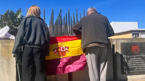 Homenaje de UGT frente a la fosa com&uacute;n del cementerio de Santa Catalina con motivo del 95 aniversario de la II Rep&uacute;blica  (16)