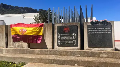 Homenaje de UGT frente a la fosa com&uacute;n del cementerio de Santa Catalina con motivo del 95 aniversario de la II Rep&uacute;blica  (18)