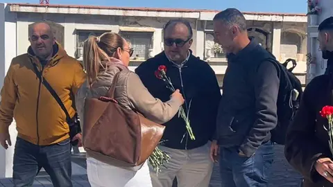 Homenaje de UGT frente a la fosa com&uacute;n del cementerio de Santa Catalina con motivo del 95 aniversario de la II Rep&uacute;blica  (21)