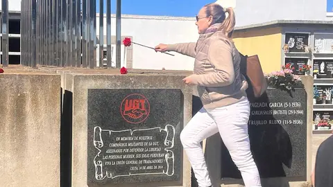 Homenaje de UGT frente a la fosa com&uacute;n del cementerio de Santa Catalina con motivo del 95 aniversario de la II Rep&uacute;blica  (23)