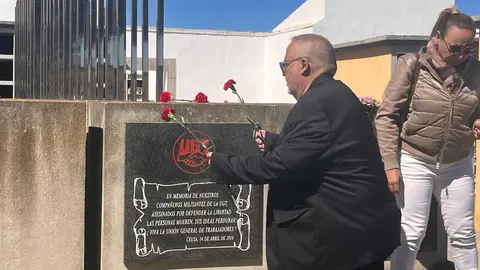 Homenaje de UGT frente a la fosa com&uacute;n del cementerio de Santa Catalina con motivo del 95 aniversario de la II Rep&uacute;blica  (24)