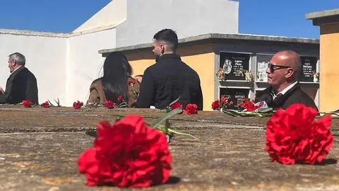 Homenaje de UGT frente a la fosa com&uacute;n del cementerio de Santa Catalina con motivo del 95 aniversario de la II Rep&uacute;blica  (29)