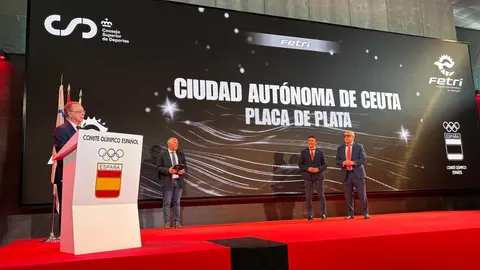 Entrega de la placa de plata a la Federaci&oacute;n de Triatl&oacute;n.