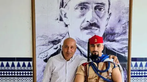 Rachid Sbihi on un soldado Regular y el retrato de Gonz&aacute;lez Tablas de fondo.