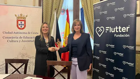 Pilar Orozco y Esther Martín durante la firma del convenio.1