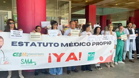Huelga de m&eacute;dicos a las puertas del HUCE (1)